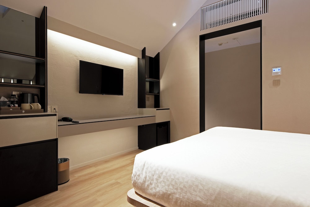 Loft Suite King (Skylight Window) thumbnail 5