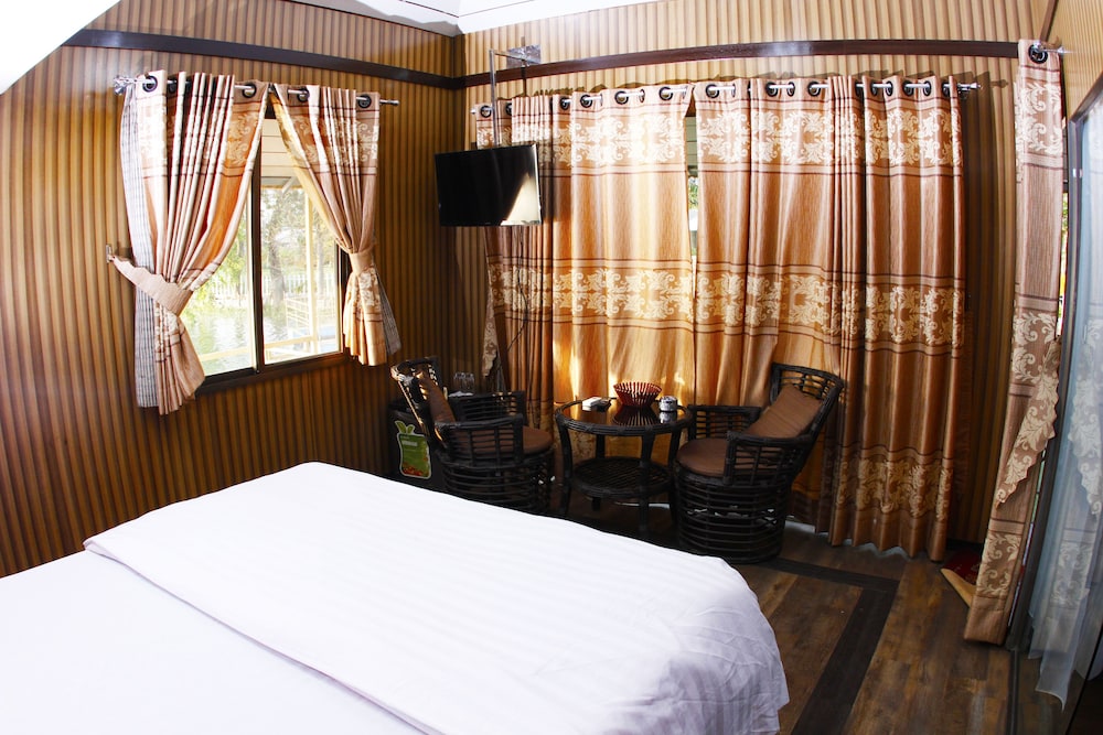 Exclusive Suite, 1 Queen Bed, Pool View, Overwater photo 2