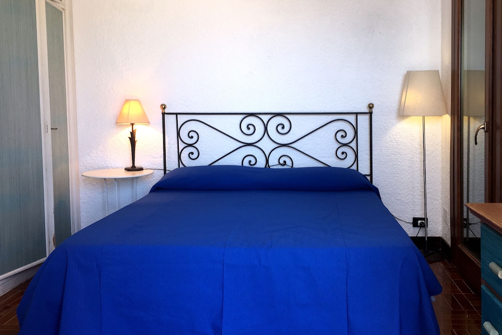 Basic Double Room, 1 Queen Bed, Non Smoking, Sea View photo 2