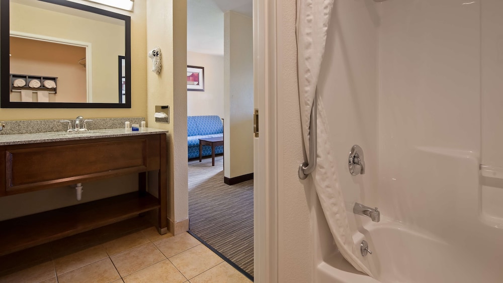 Suite, 1 King Bed, Non Smoking, River View (Oversized Room) - Photo 9