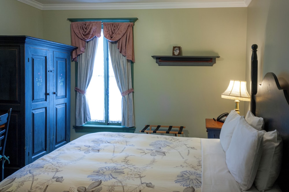 Standard Room, 1 Queen Bed