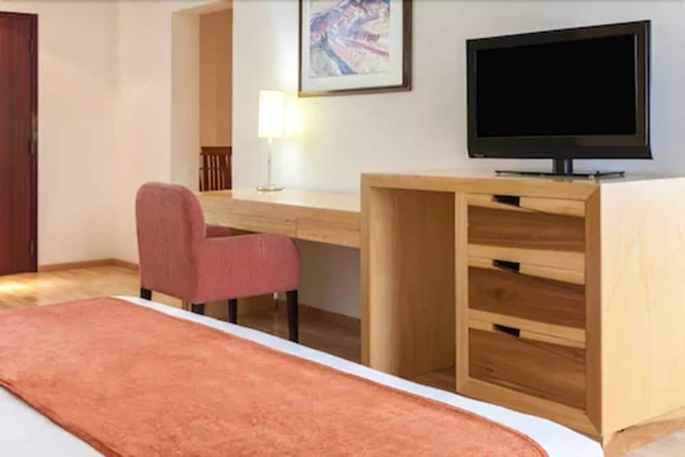 Room, 1 King Bed, Non Smoking - Photo 3