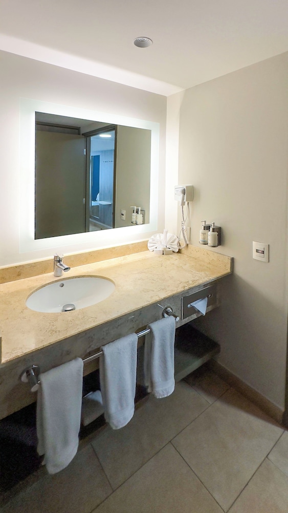 Standard Room thumbnail 5