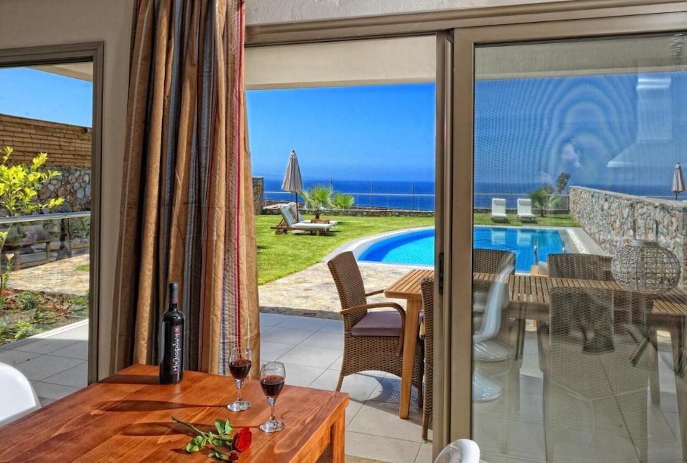Two Bedrooms Villa with Private Pool and Sea View - Photo 2