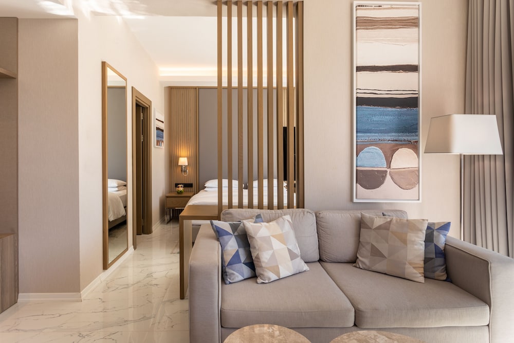 Premium Room, 1 King Bed, Hot Tub, Sea View (Terrace) - Photo 11