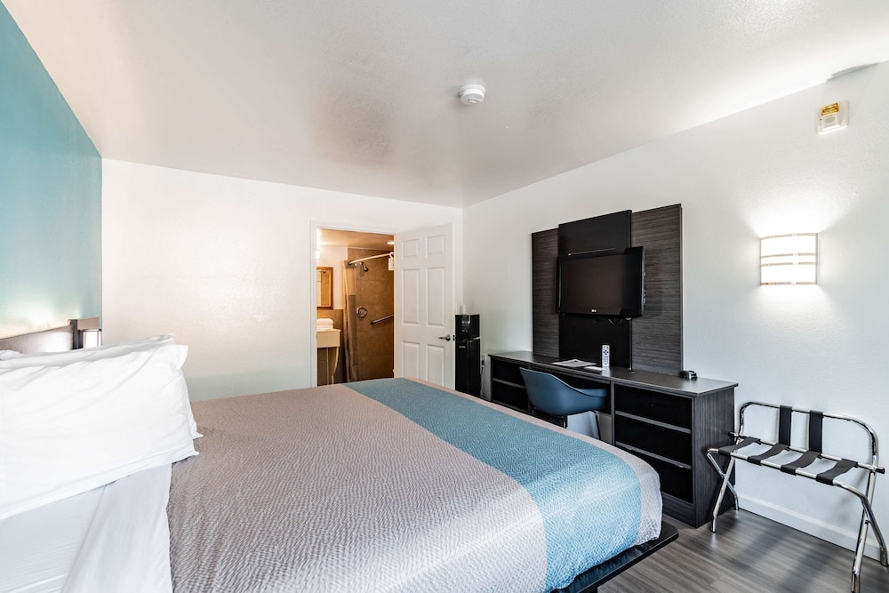 Standard Room, 1 King Bed, Smoking - Photo 5