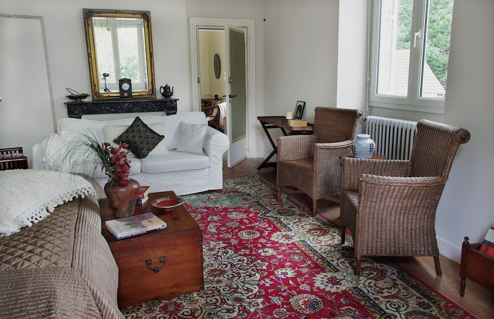 Suite (Voltaire) photo 2