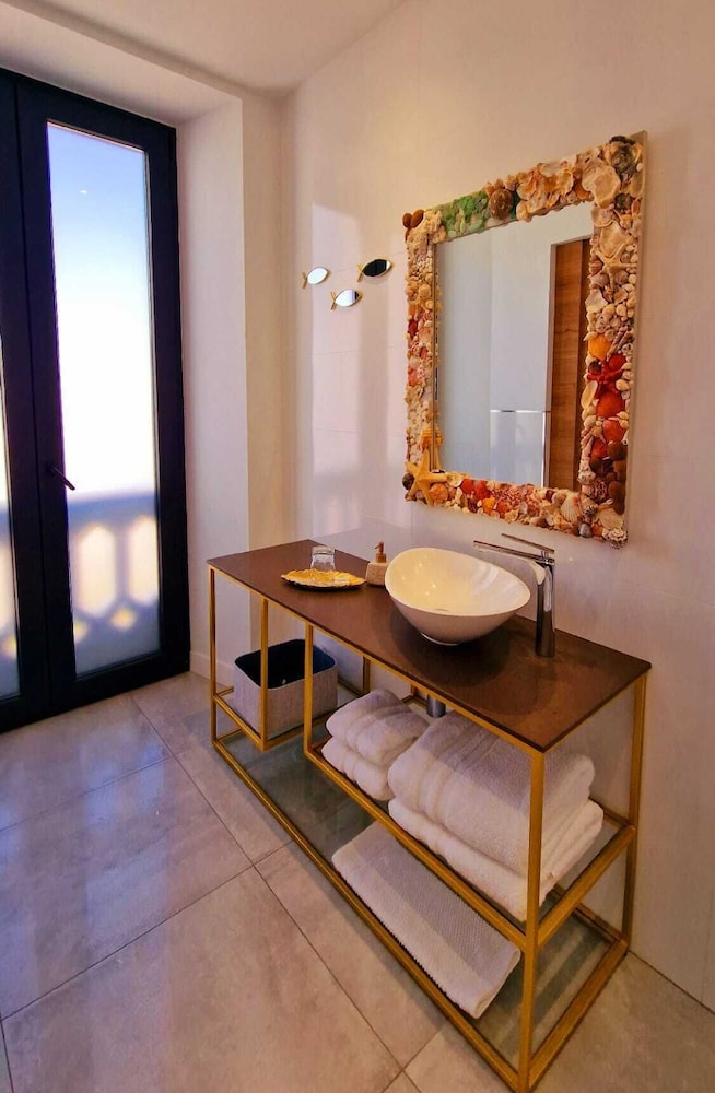 City Room - Photo 7