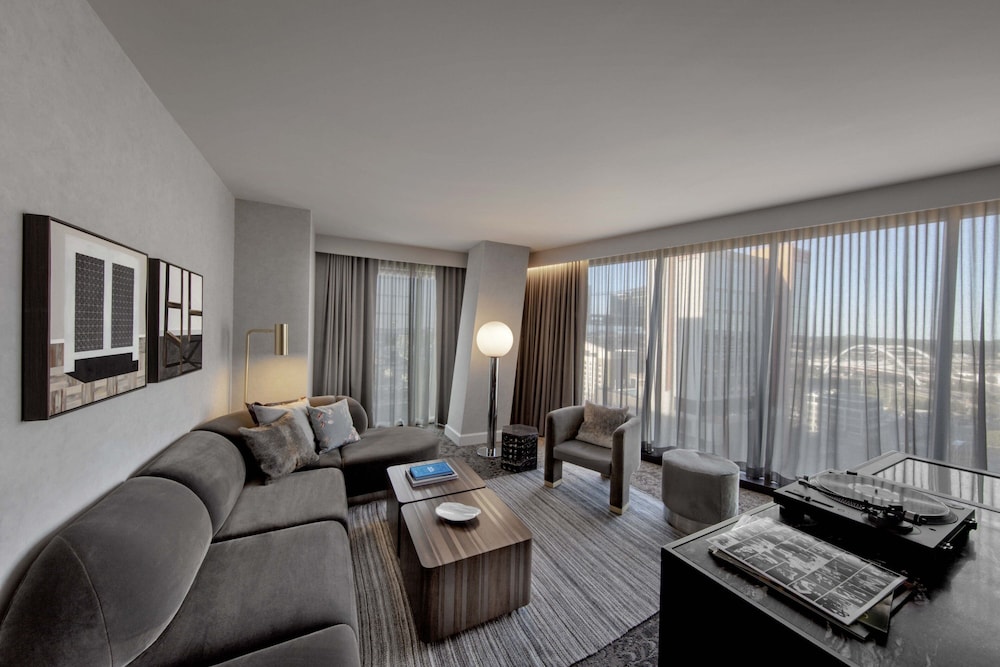 Suite, 1 Bedroom, City View (Corner) - Photo 5