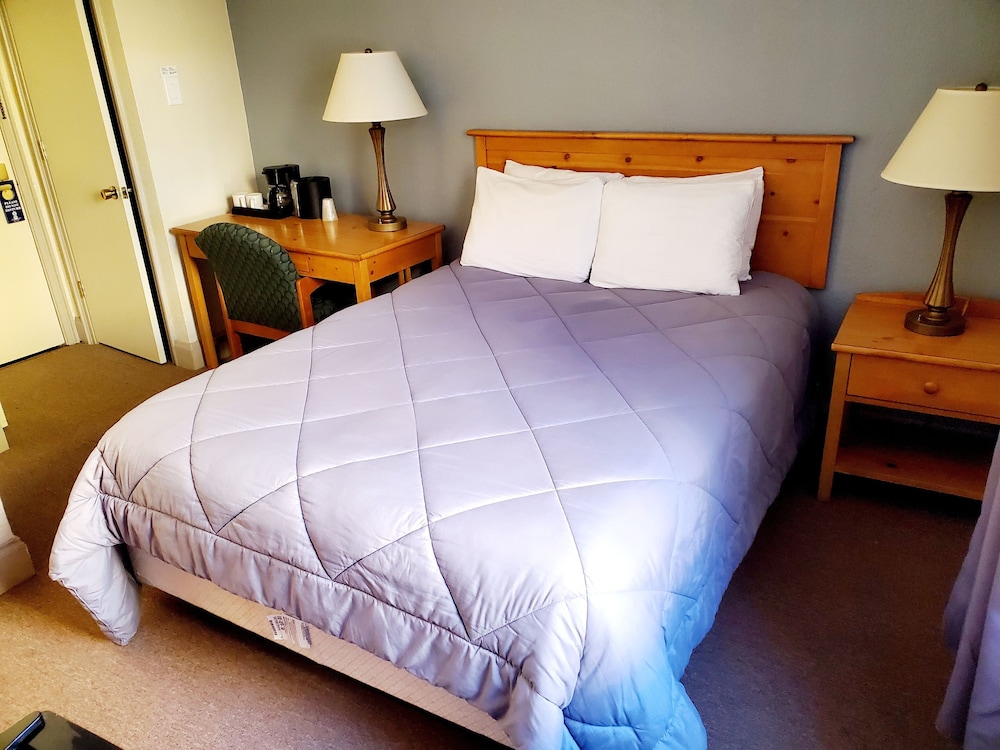 Small Queen size room photo 1