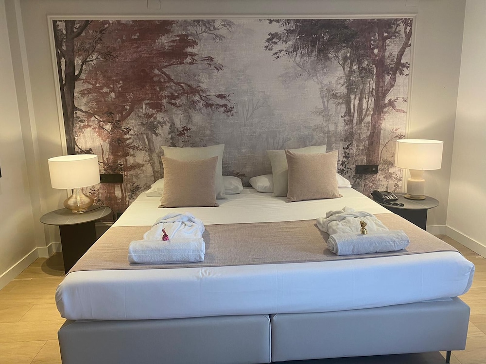 Deluxe Room with Jacuzzi - Photo 2