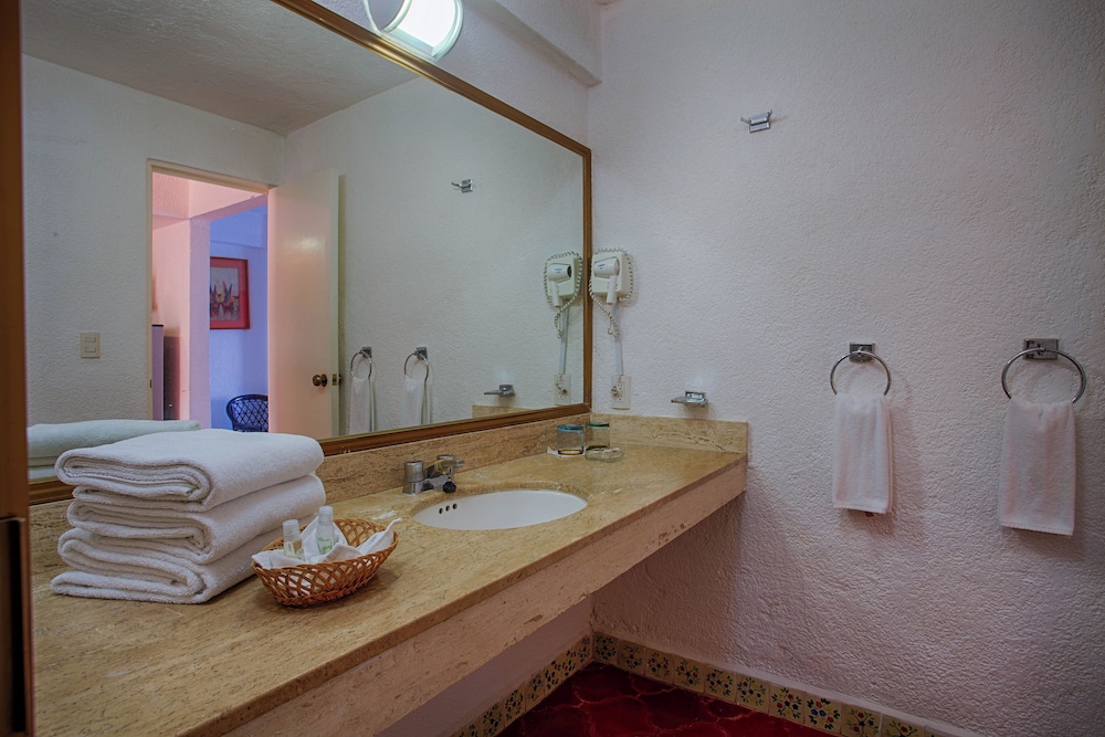 Studio, 1 King Bed, Non Smoking, Ocean View (Kitchenette, Balcony) - Photo 3