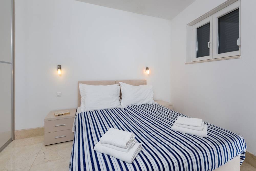 Apartment(Ground Floor), 2 bedrooms, Balcony, Seaview