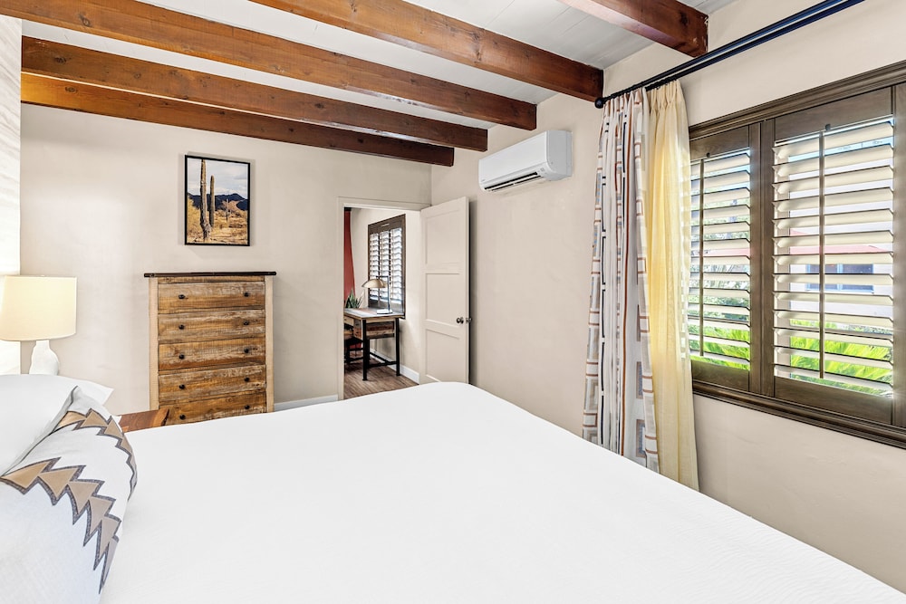Deluxe Room, 1 King Bed, Fireplace - Photo 5