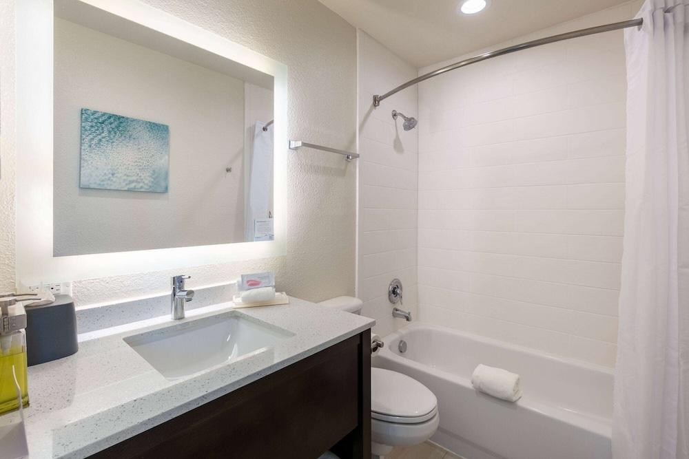Suite, 1 King Bed, City View (Tub with Grab Bars) photo 2