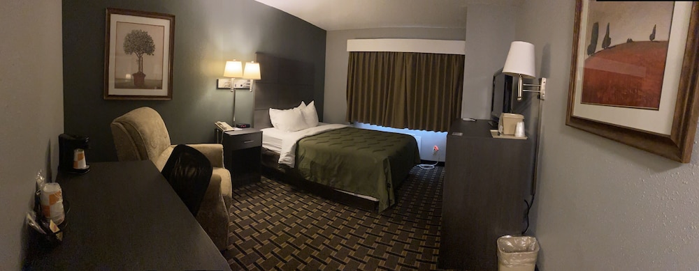 Room, 1 Queen Bed with Sofa bed, Accessible - Photo 3