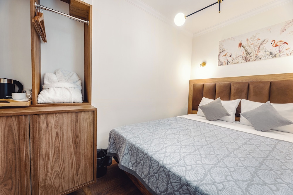 Economy Double Room, 1 Queen Bed - Photo 4