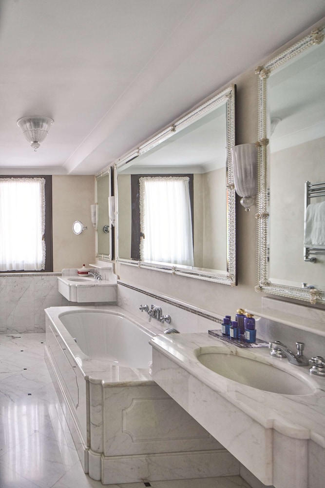 Suite (Serenissima)