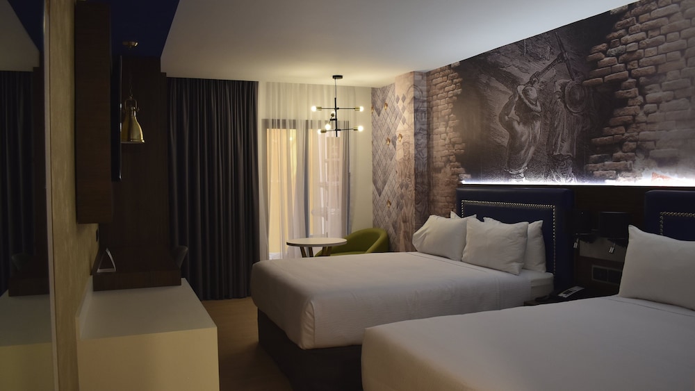Standard Room, 2 Queen Beds - Photo 10