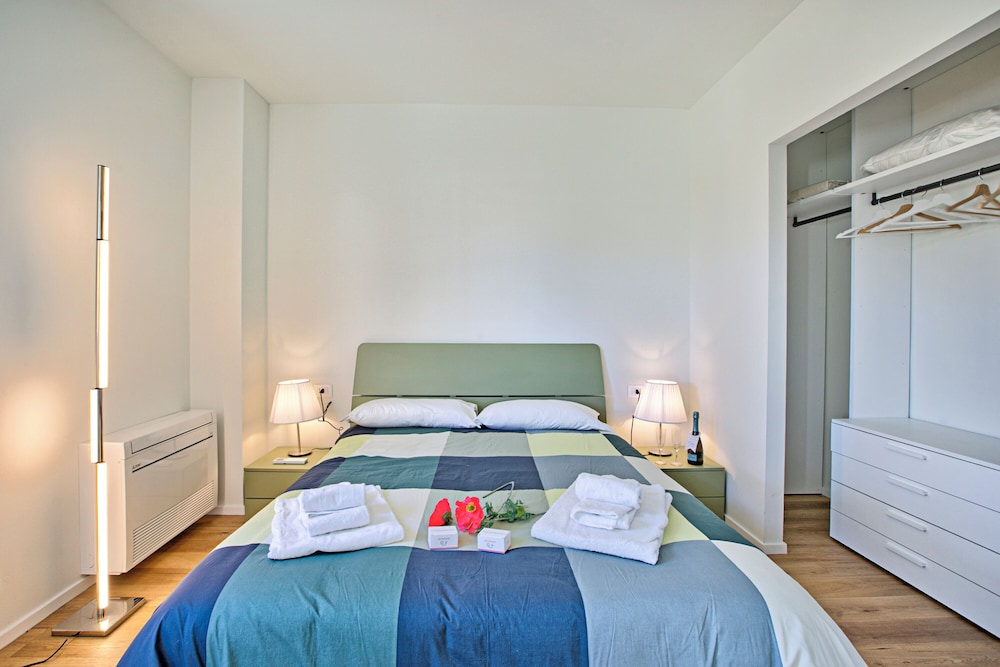 Family Apartment, Multiple Bedrooms (Appartamento  Mario - 1 Km to the)