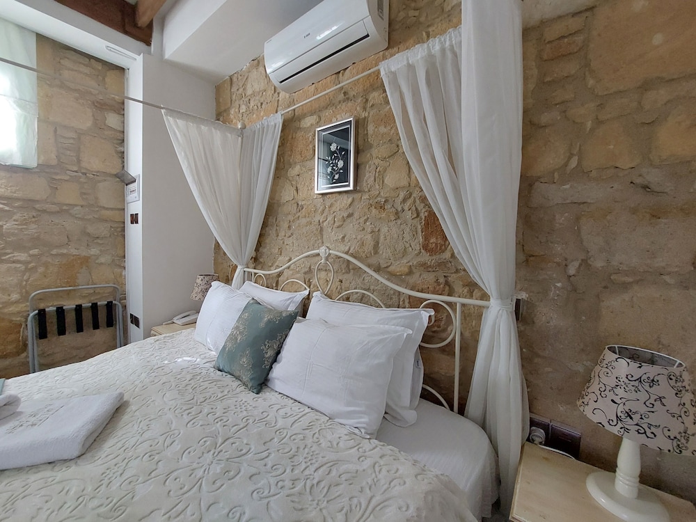 Grand Double Room, 1 Queen Bed photo 3