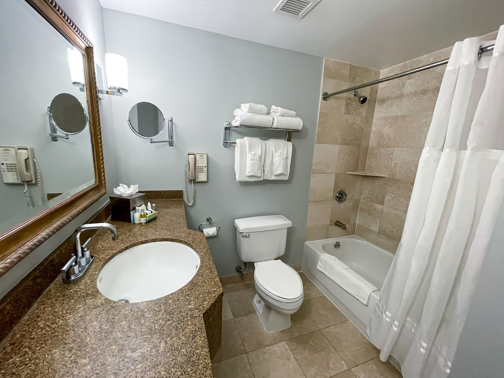 Room, 2 Queen Beds, Ocean View photo 3