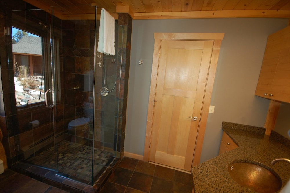 Temperance Landing 3 Bedroom Log Cabin photo 3