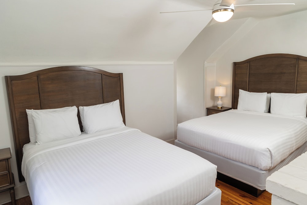 Deluxe Room, 2 Queen Beds - Photo 1