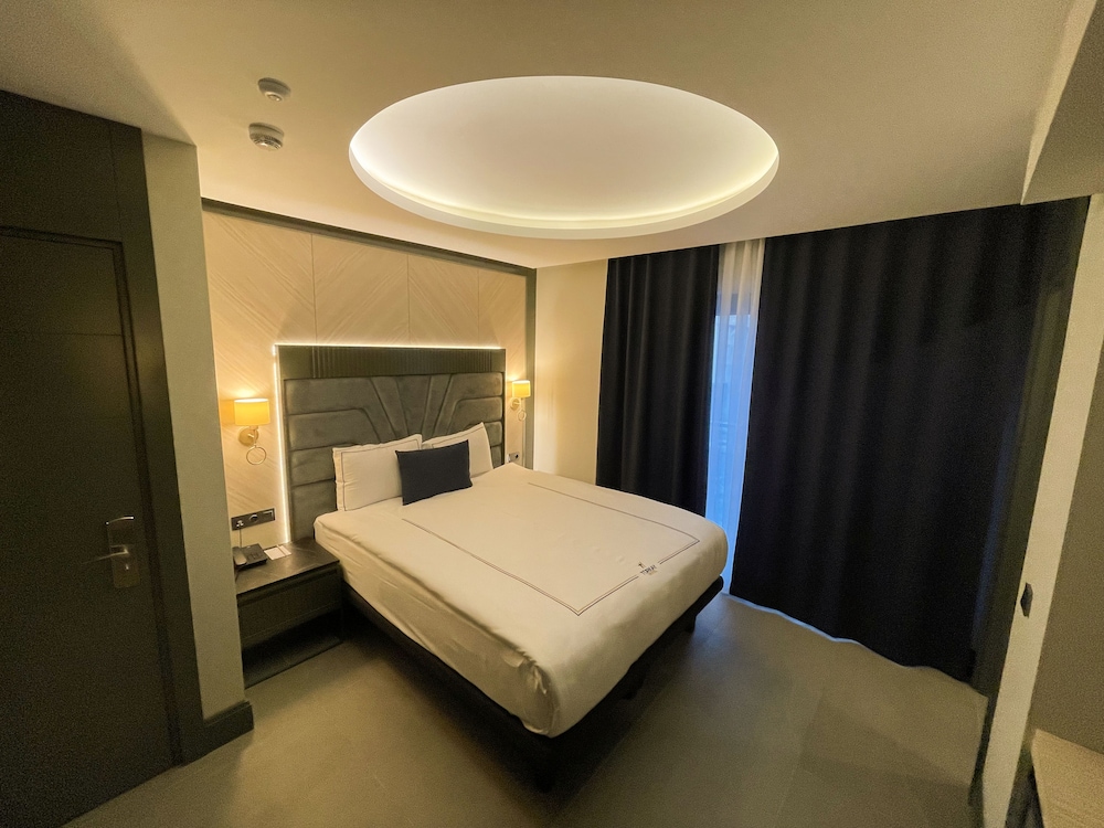 Deluxe Room, 1 King Bed, City View