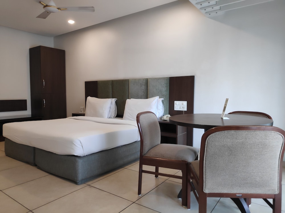 Suite - Photo 13