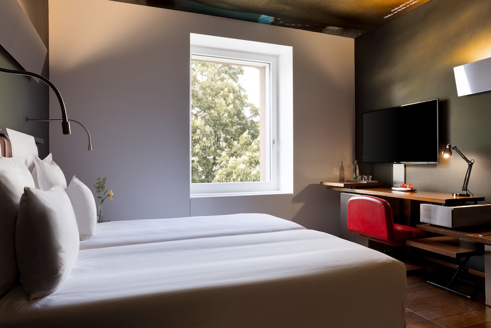 Deluxe Studio, 1 King Bed, Park View - Photo 4