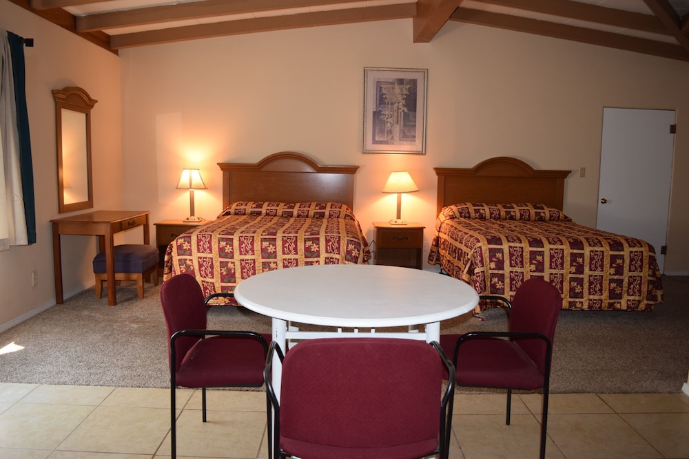 Standard Room, 2 Queen Beds photo 2