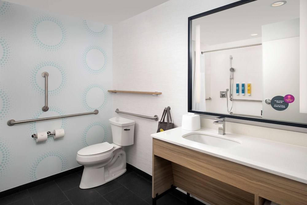 Room, 2 Queen Beds, Accessible, Bathtub (Hearing) - Photo 5