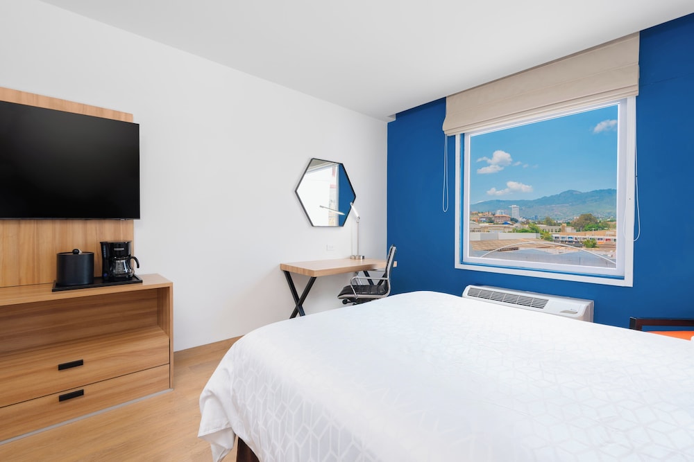 Suite, 1 King Bed (Top Floor) photo 2