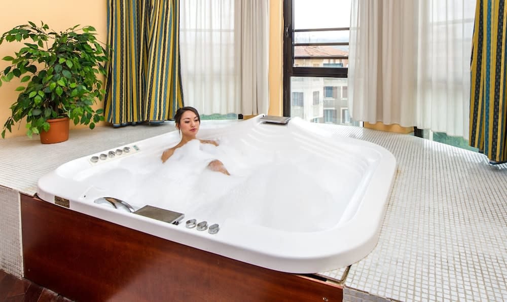 Deluxe Suite, Hot Tub - Photo 7