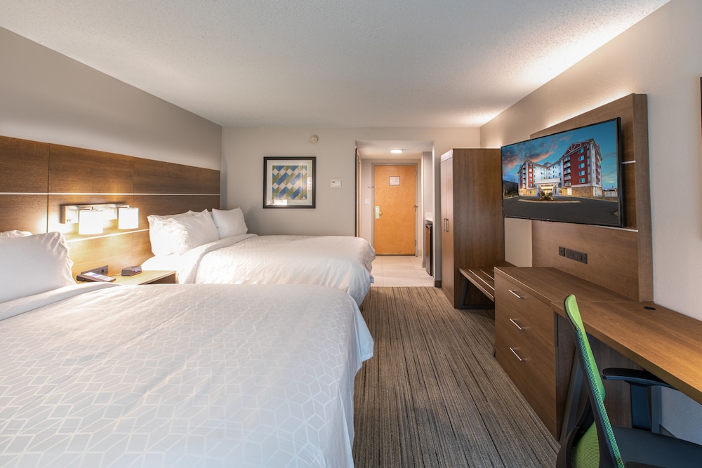 Standard Room, 2 Queen Beds - Photo 6