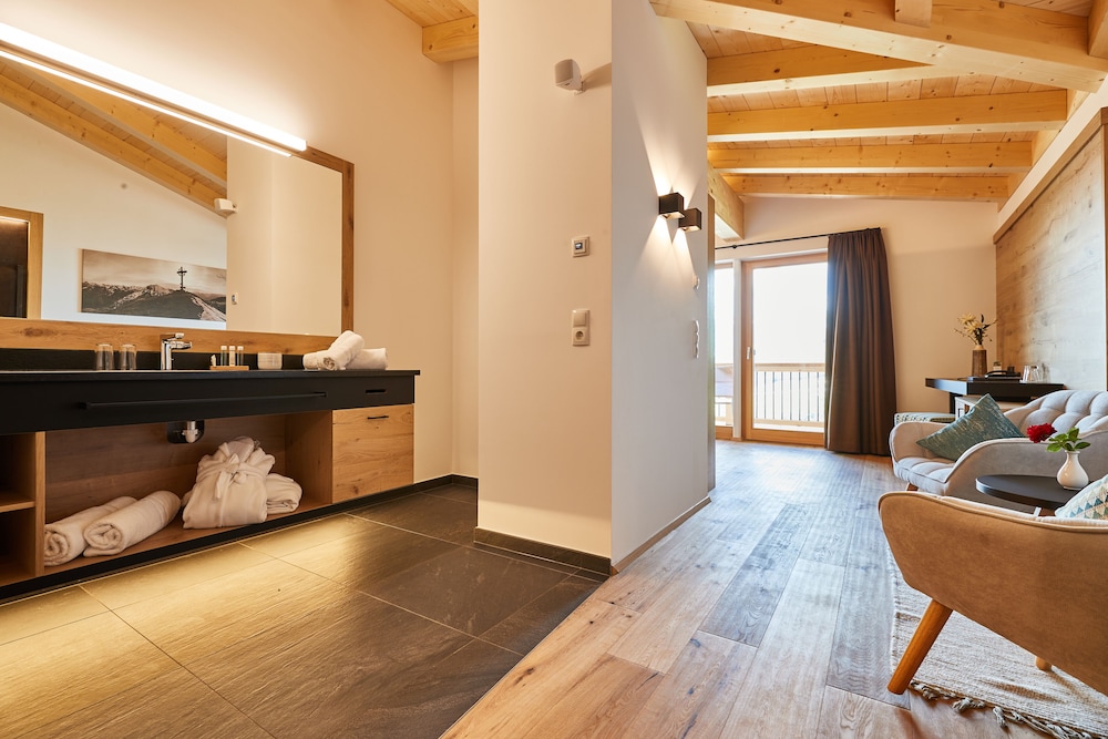 Premium Suite, 1 King Bed, Garden View photo 3