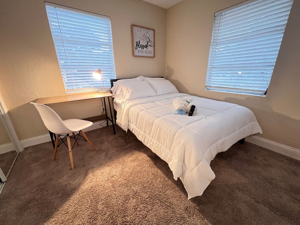 Double Room, Shared Bathroom (Room 3)