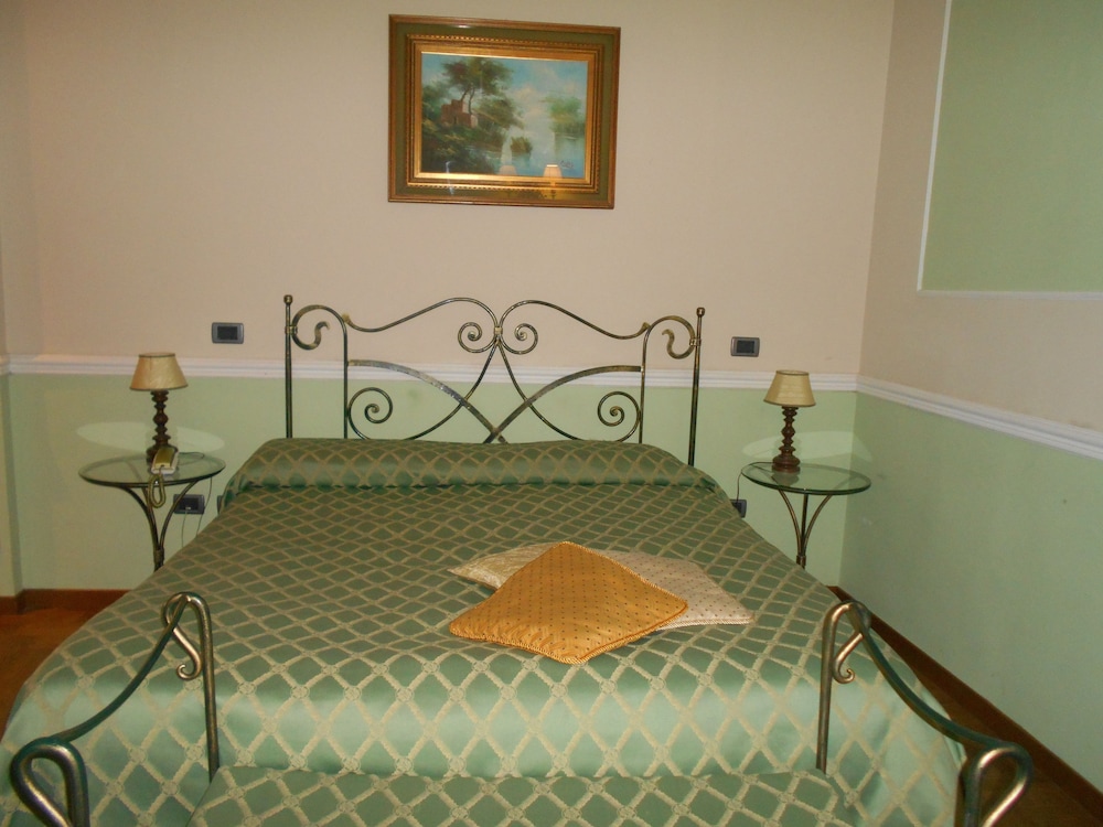 Premium Double Room, Ensuite, Courtyard View photo 3