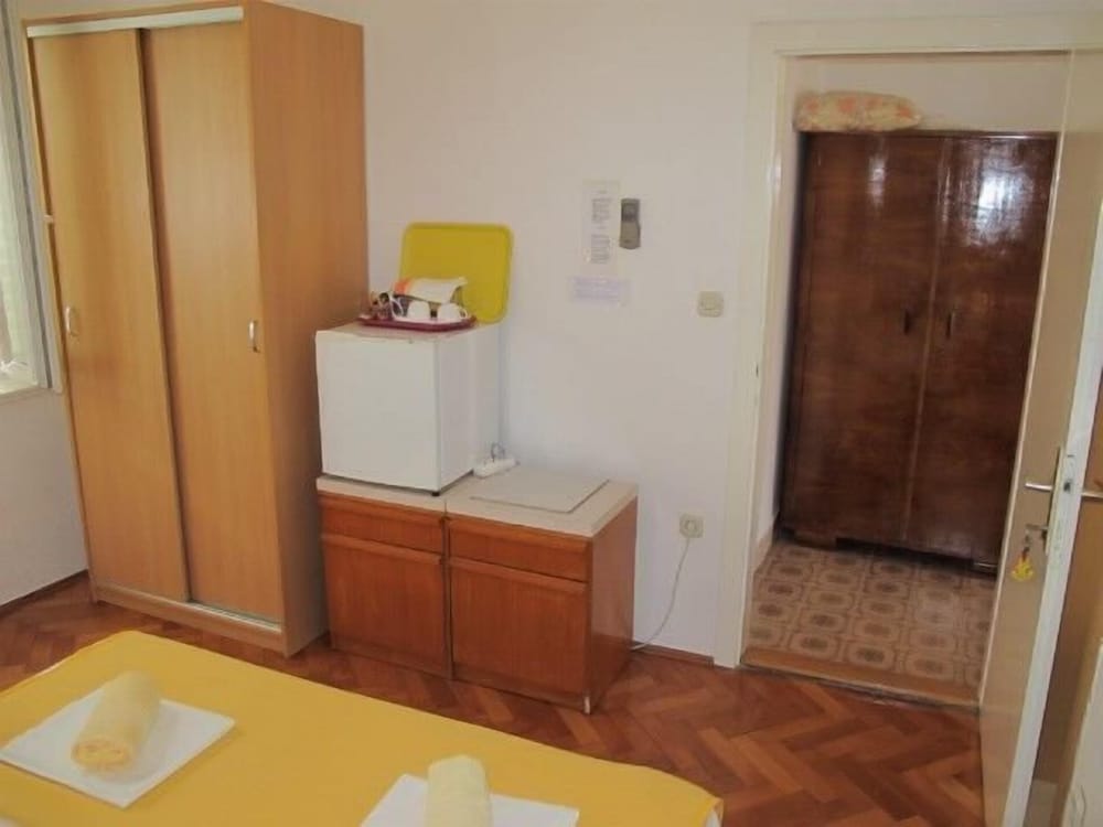 Room (S2)
