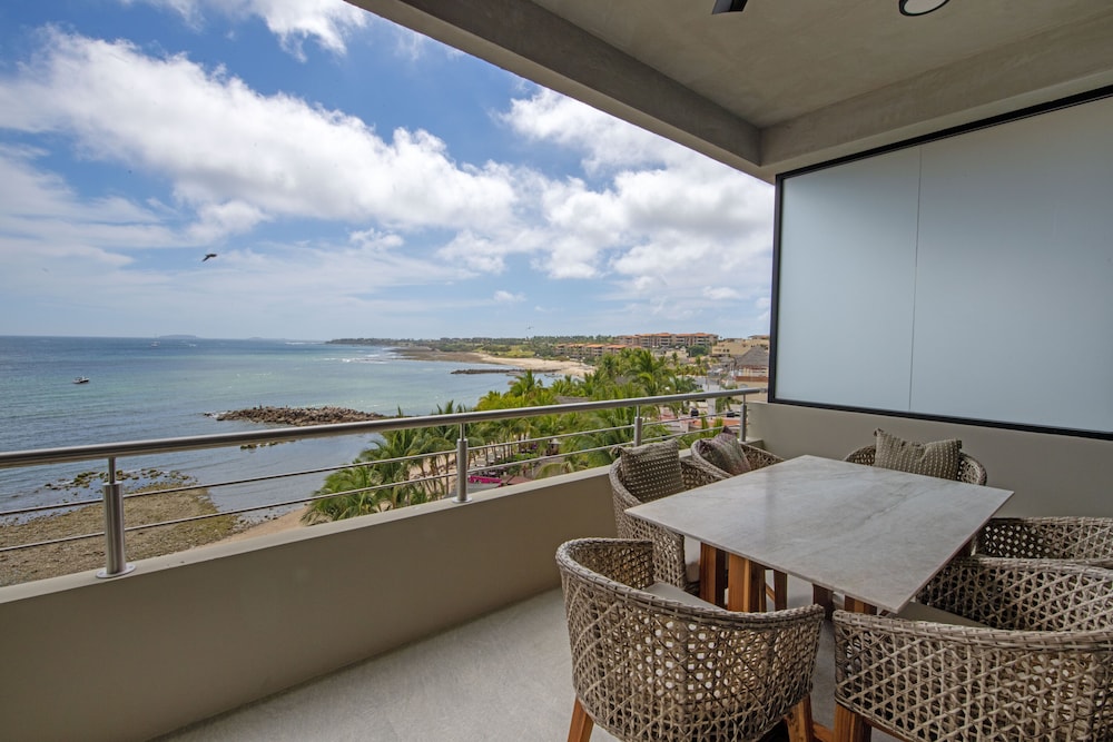 Deluxe Condo, 2 Bedrooms, Beach View 502