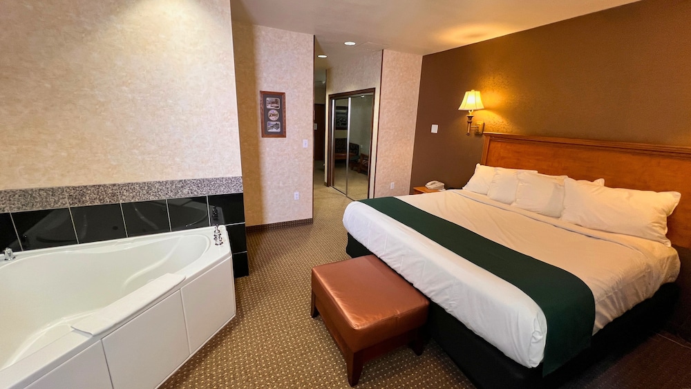 Luxury King Suite, Jetted Tub photo 1