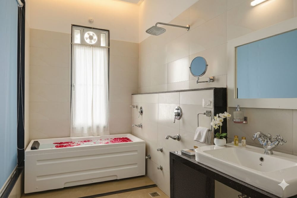 Luxury Suite - Photo 2