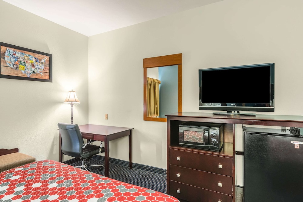 Standard Room, 2 Queen Beds, Non Smoking - Photo 6
