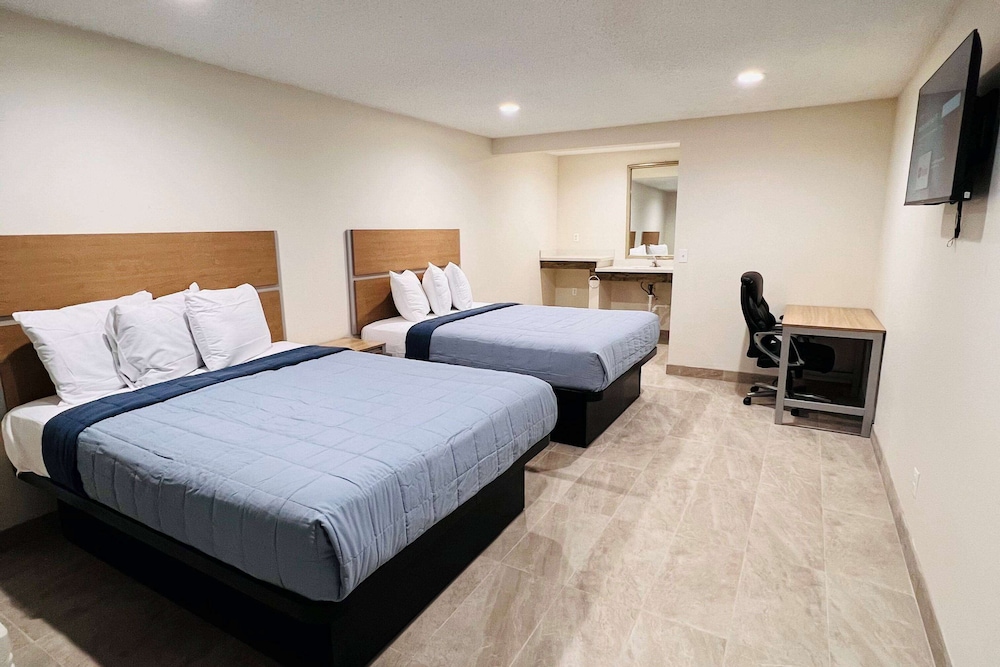 Room, 2 Queen Beds, Non Smoking - Photo 1