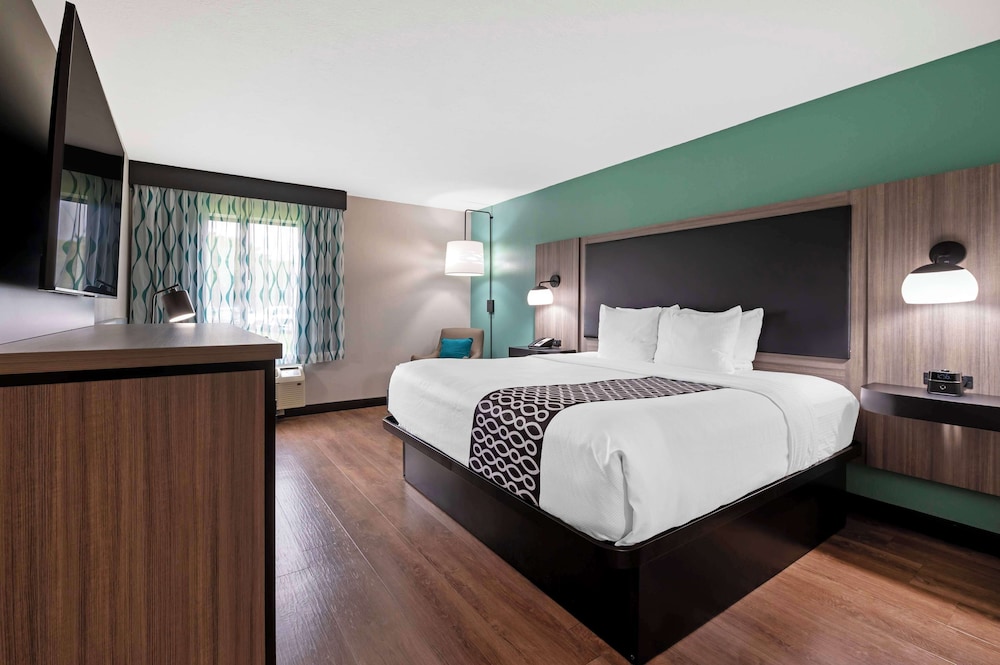 Standard Room, 1 King Bed, Non Smoking (Pet Friendly) - Photo 1