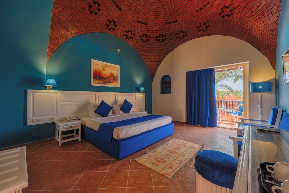 Standard Double Room, 1 Bedroom, Pool View - Photo 1