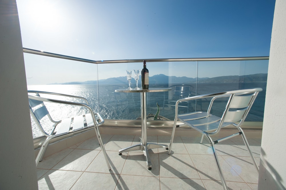 Suite, Sea View