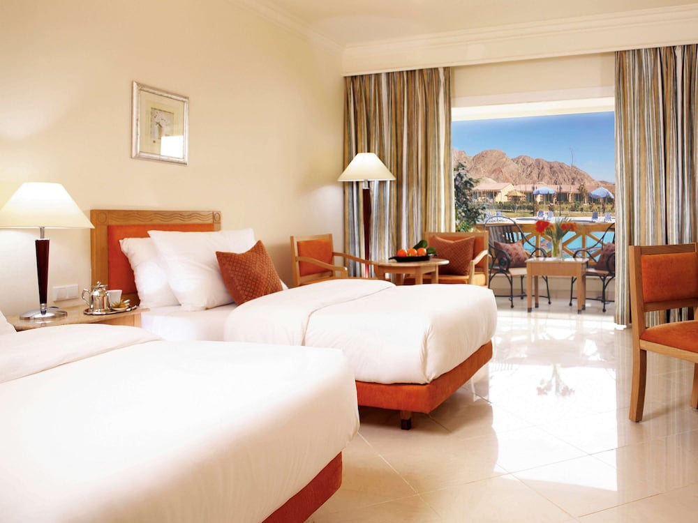 Deluxe Room, 1 King Bed, Sea View - Photo 1