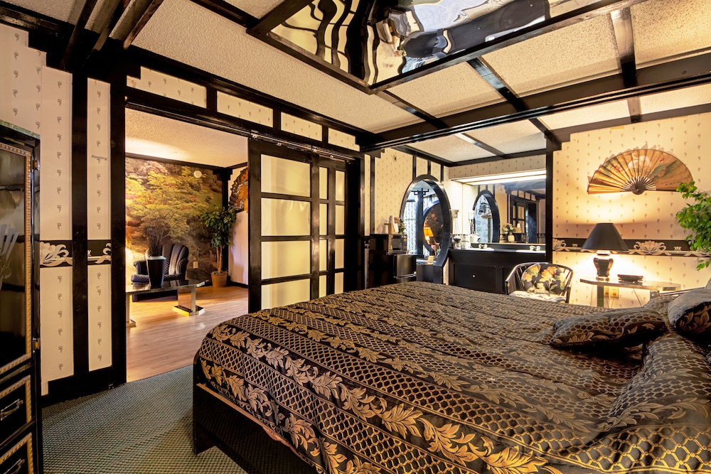 Romantic Room, 1 King Bed, Non Smoking, Hot Tub photo 1